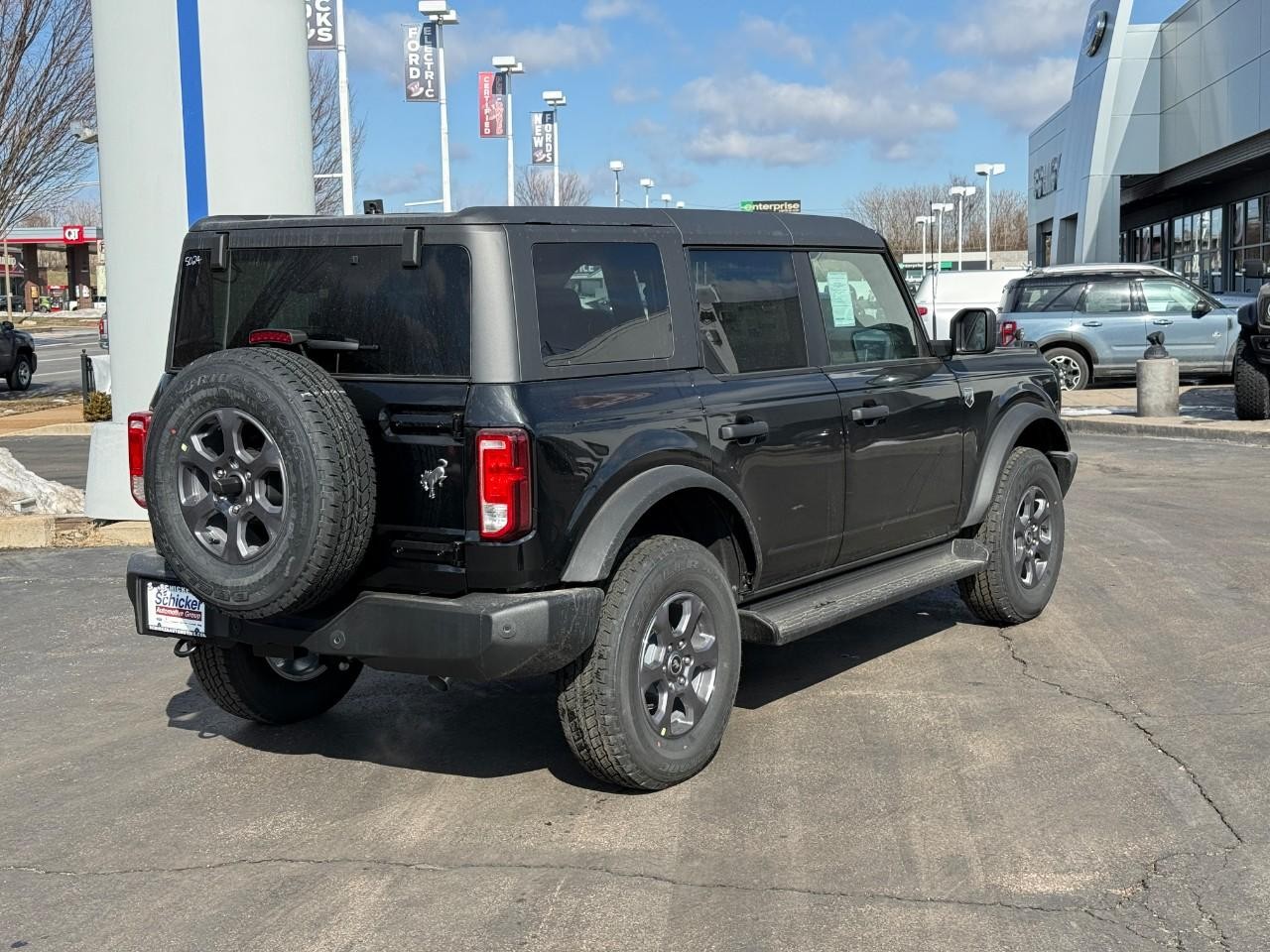 Ford Bronco Vehicle Full-screen Gallery Image 03