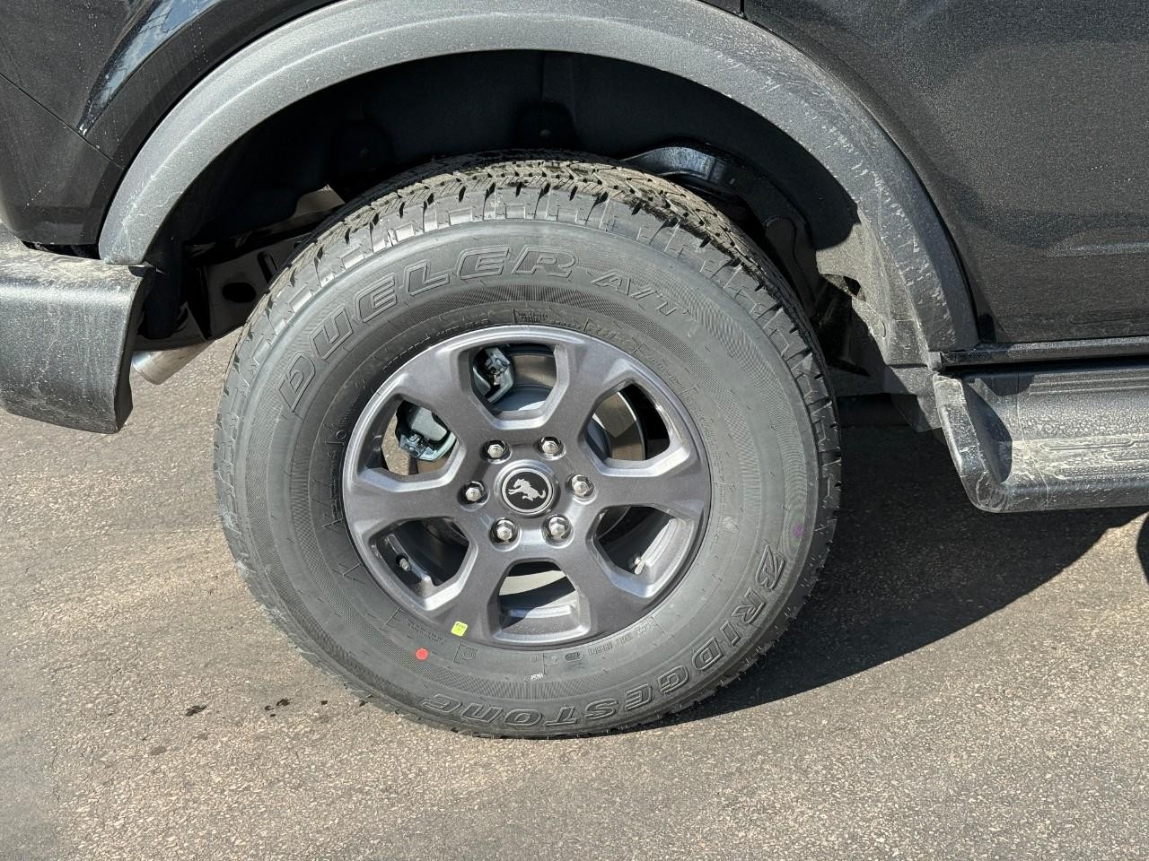 Ford Bronco Vehicle Full-screen Gallery Image 04