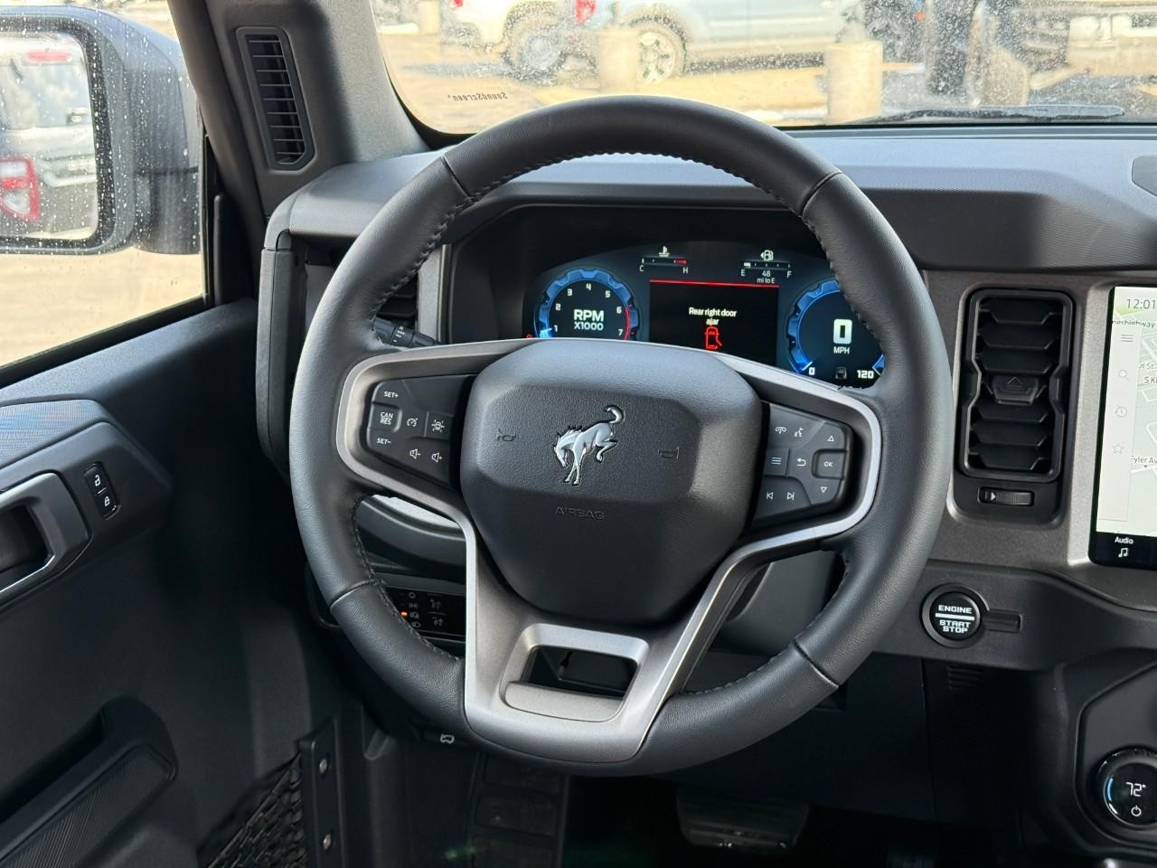 Ford Bronco Vehicle Full-screen Gallery Image 07