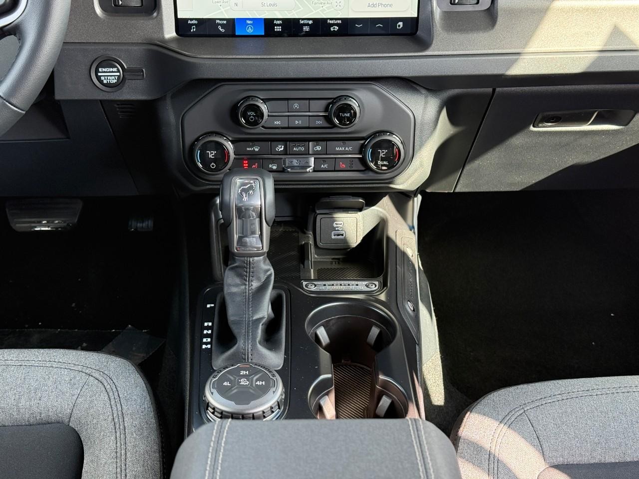 Ford Bronco Vehicle Full-screen Gallery Image 09