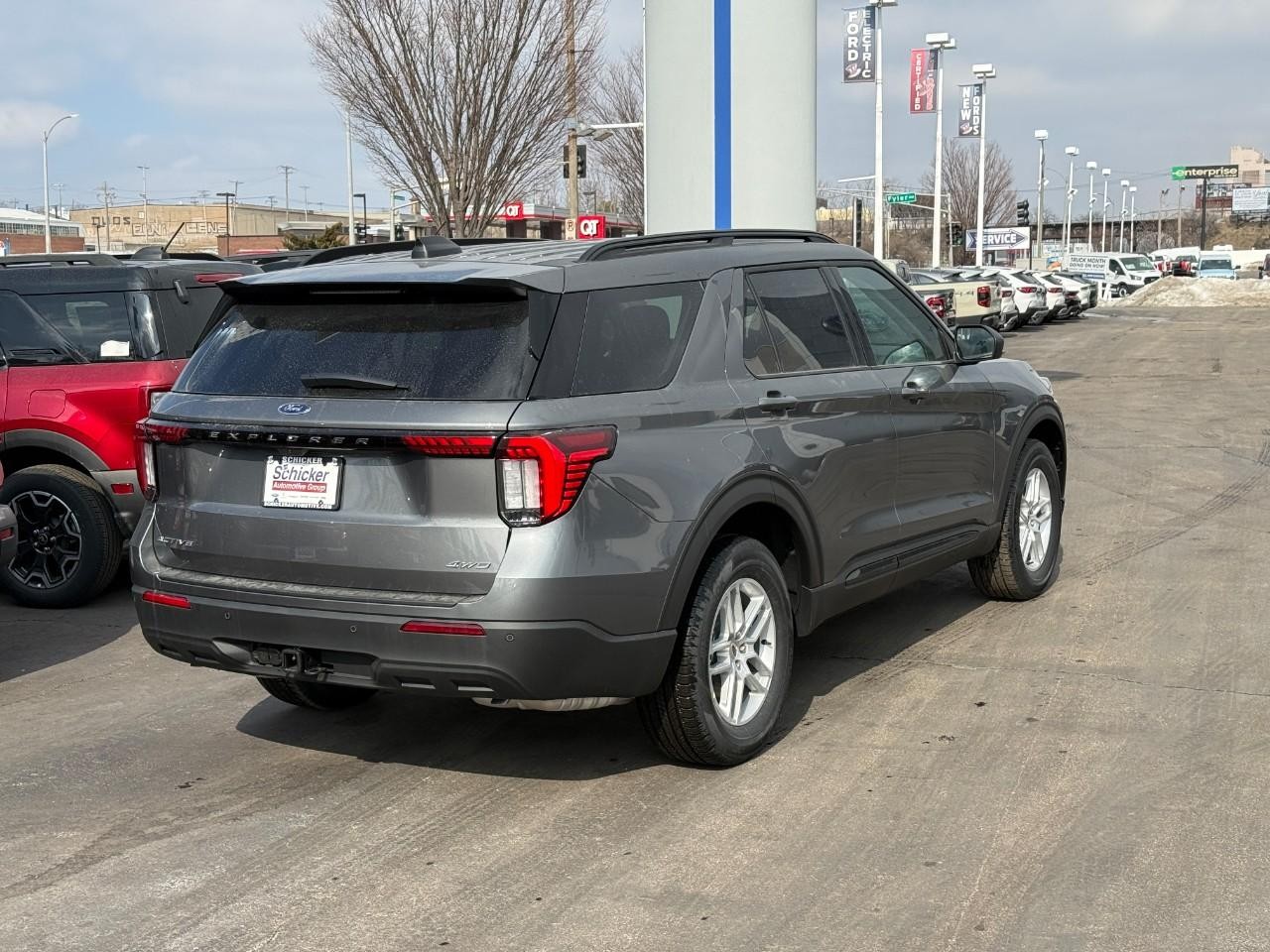 Ford Explorer Vehicle Full-screen Gallery Image 03