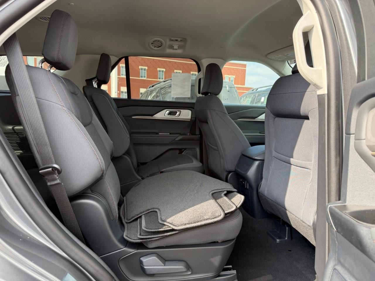 Ford Explorer Vehicle Full-screen Gallery Image 05