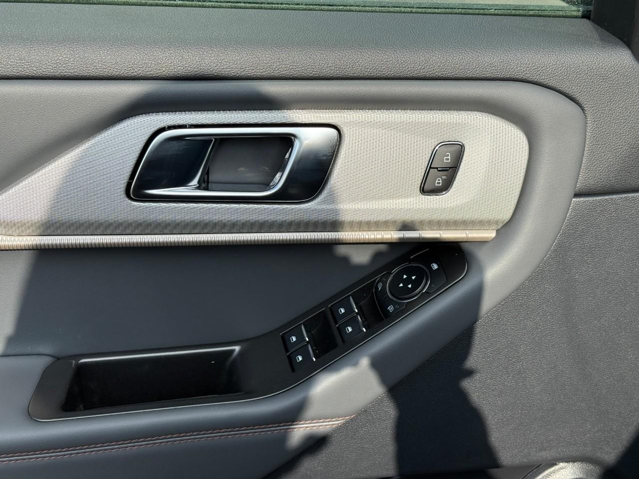 Ford Explorer Vehicle Full-screen Gallery Image 11