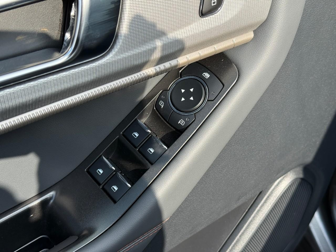 Ford Explorer Vehicle Full-screen Gallery Image 12