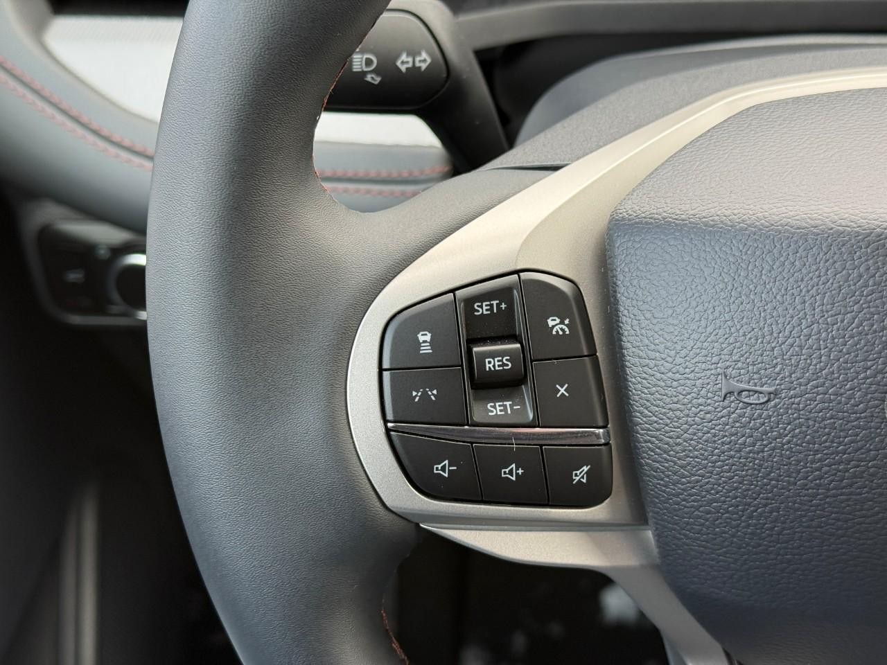 Ford Explorer Vehicle Full-screen Gallery Image 15