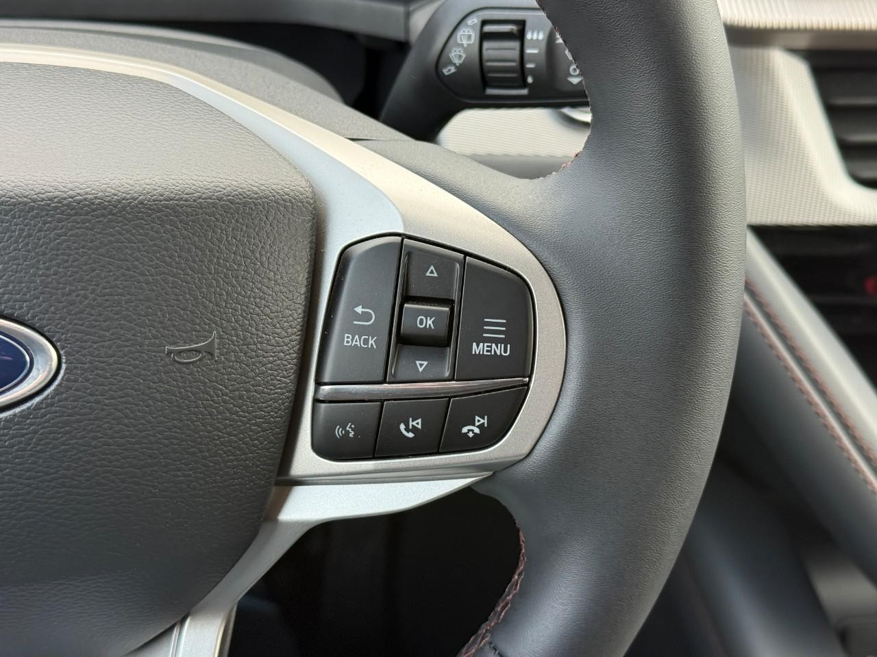 Ford Explorer Vehicle Full-screen Gallery Image 16