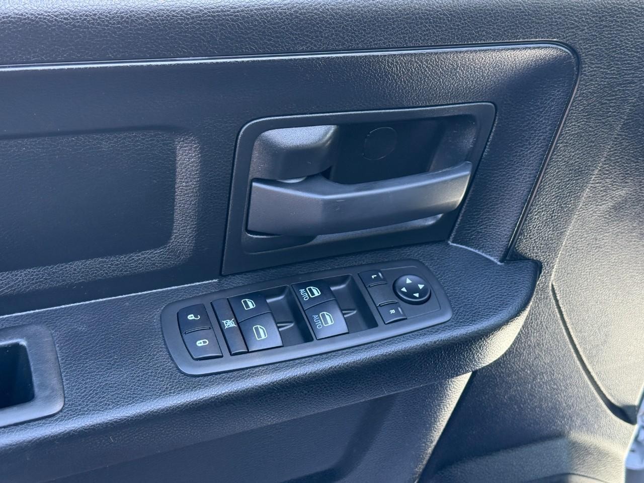 Ram 1500 Classic Vehicle Full-screen Gallery Image 09