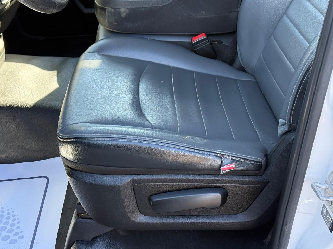 Ram 1500 Classic Vehicle Full-screen Gallery Image 10