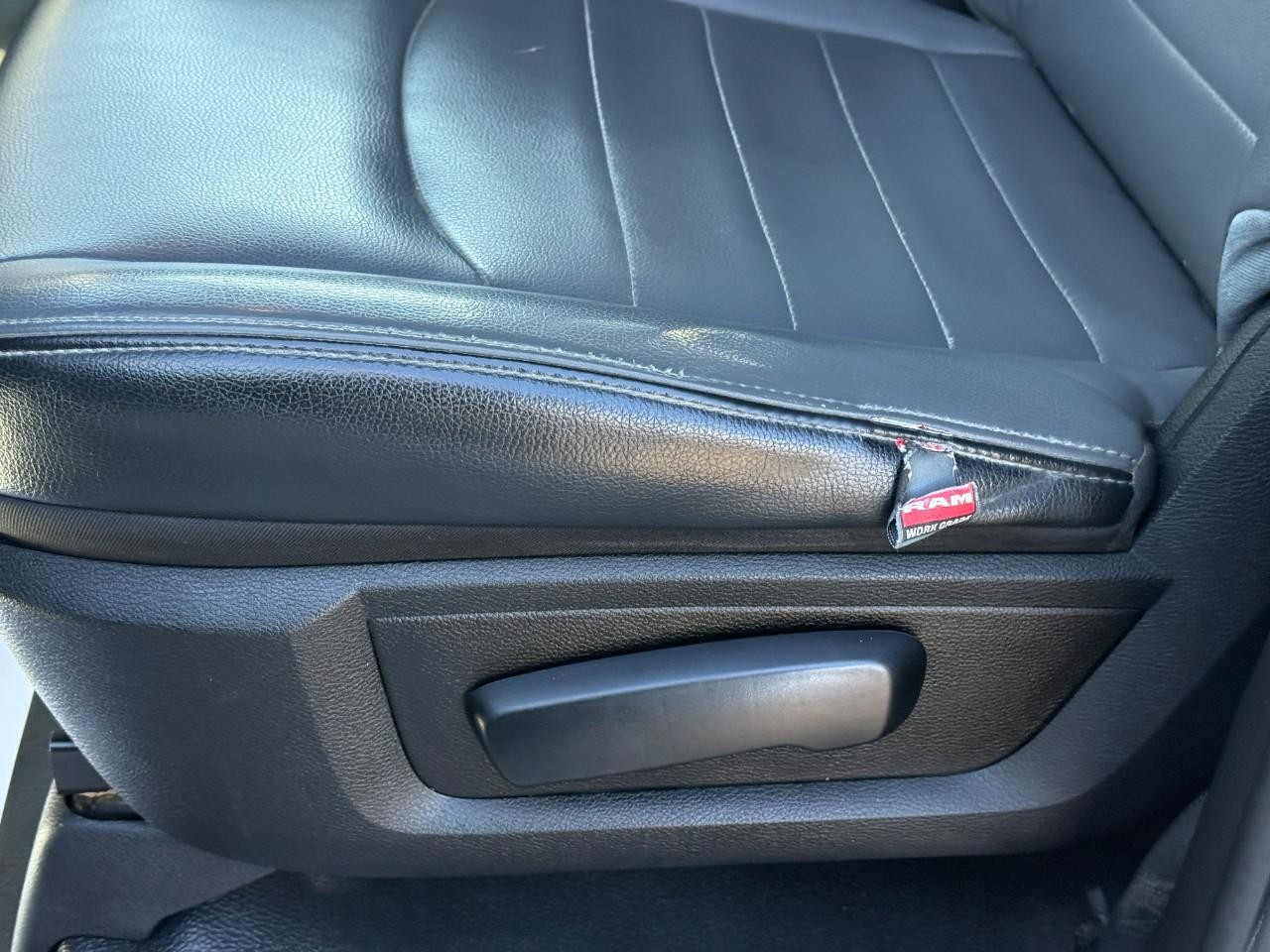 Ram 1500 Classic Vehicle Full-screen Gallery Image 11