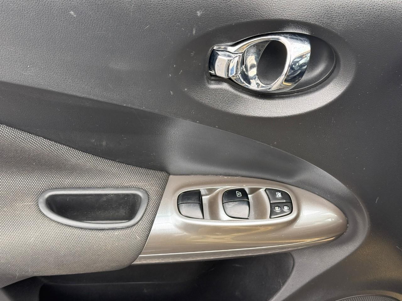 Nissan Juke Vehicle Full-screen Gallery Image 09