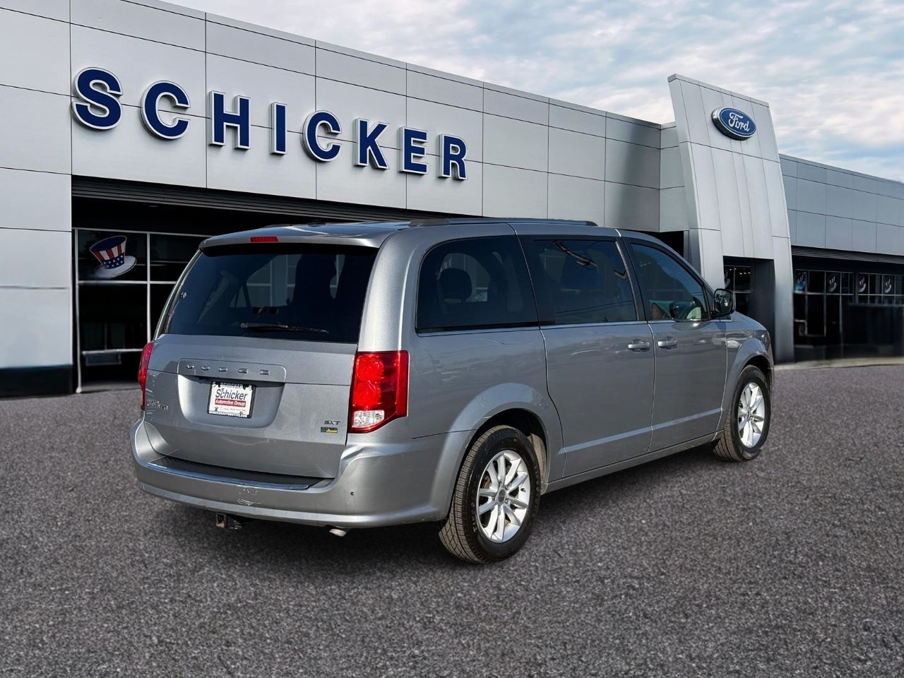 Dodge Grand Caravan Vehicle Full-screen Gallery Image 02