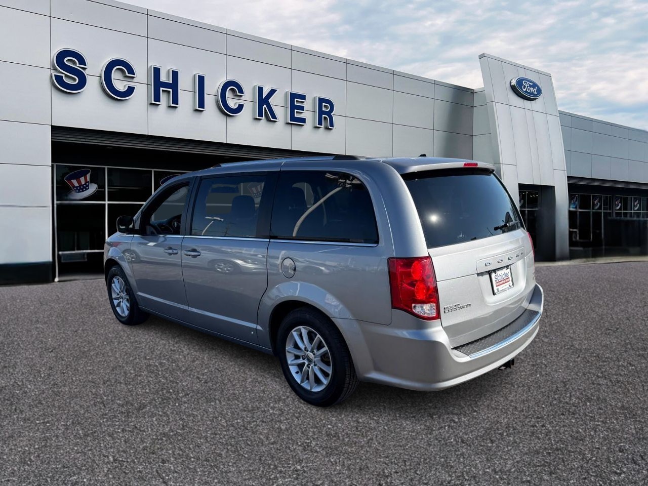 Dodge Grand Caravan Vehicle Full-screen Gallery Image 03