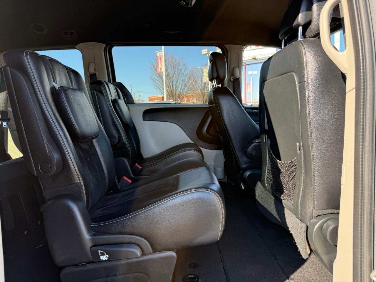 Dodge Grand Caravan Vehicle Full-screen Gallery Image 10