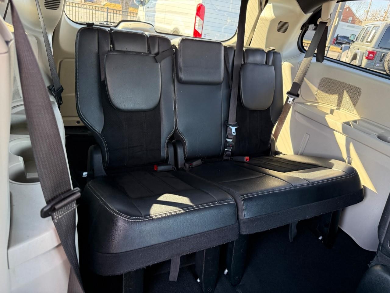 Dodge Grand Caravan Vehicle Full-screen Gallery Image 11