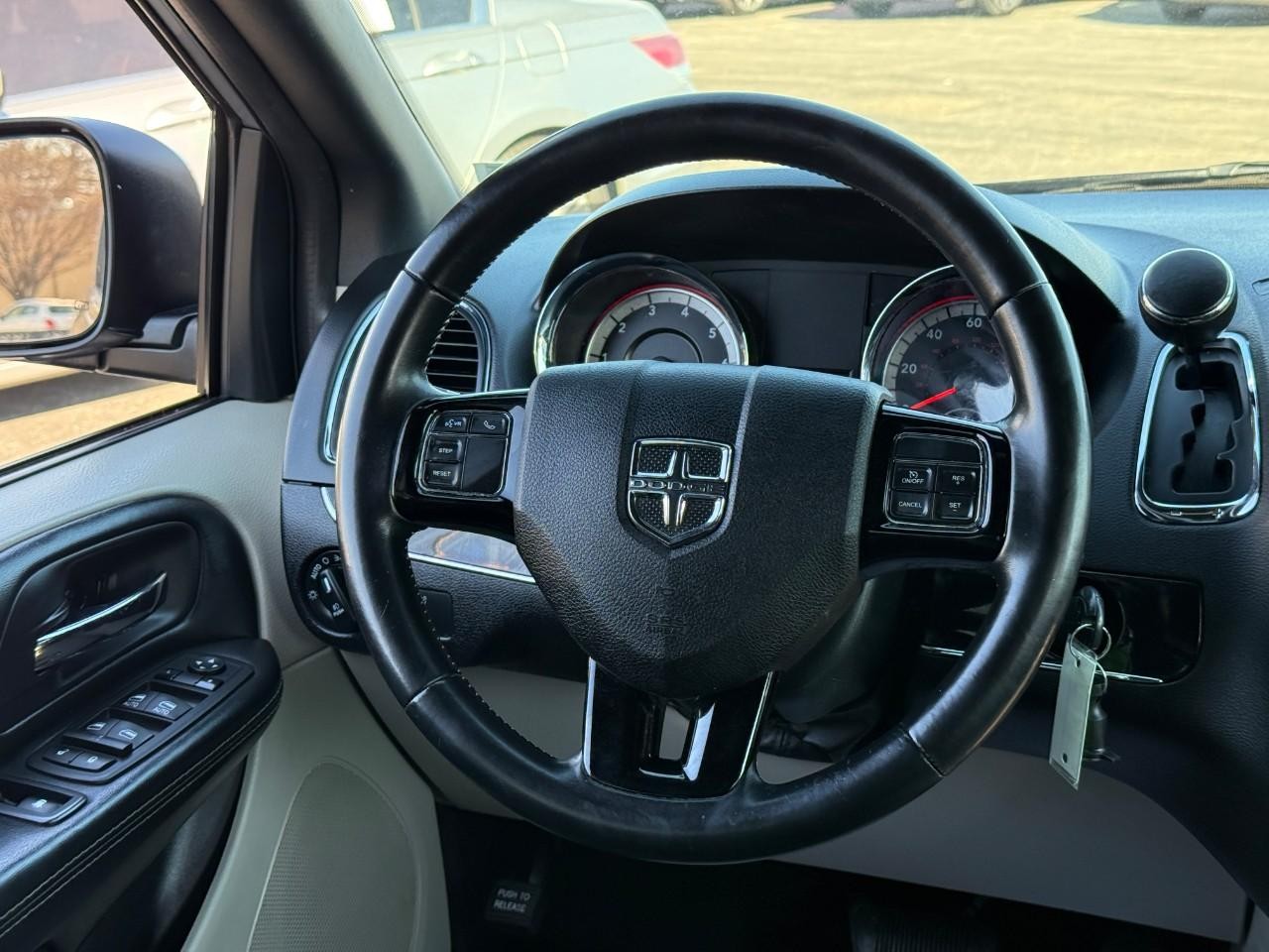 Dodge Grand Caravan Vehicle Full-screen Gallery Image 13