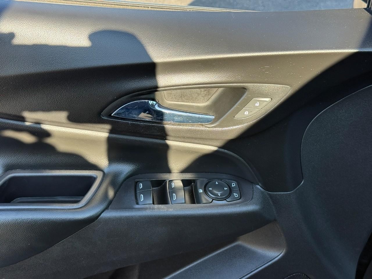 Chevrolet Equinox Vehicle Full-screen Gallery Image 15