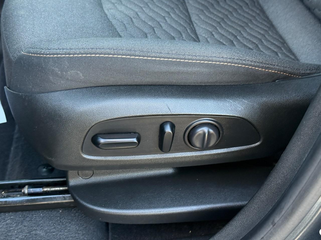 Chevrolet Equinox Vehicle Full-screen Gallery Image 17