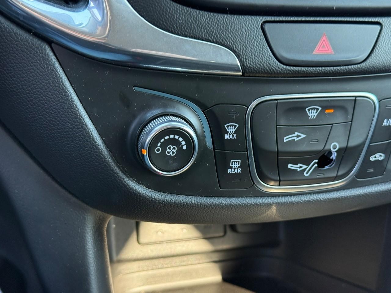 Chevrolet Equinox Vehicle Full-screen Gallery Image 21