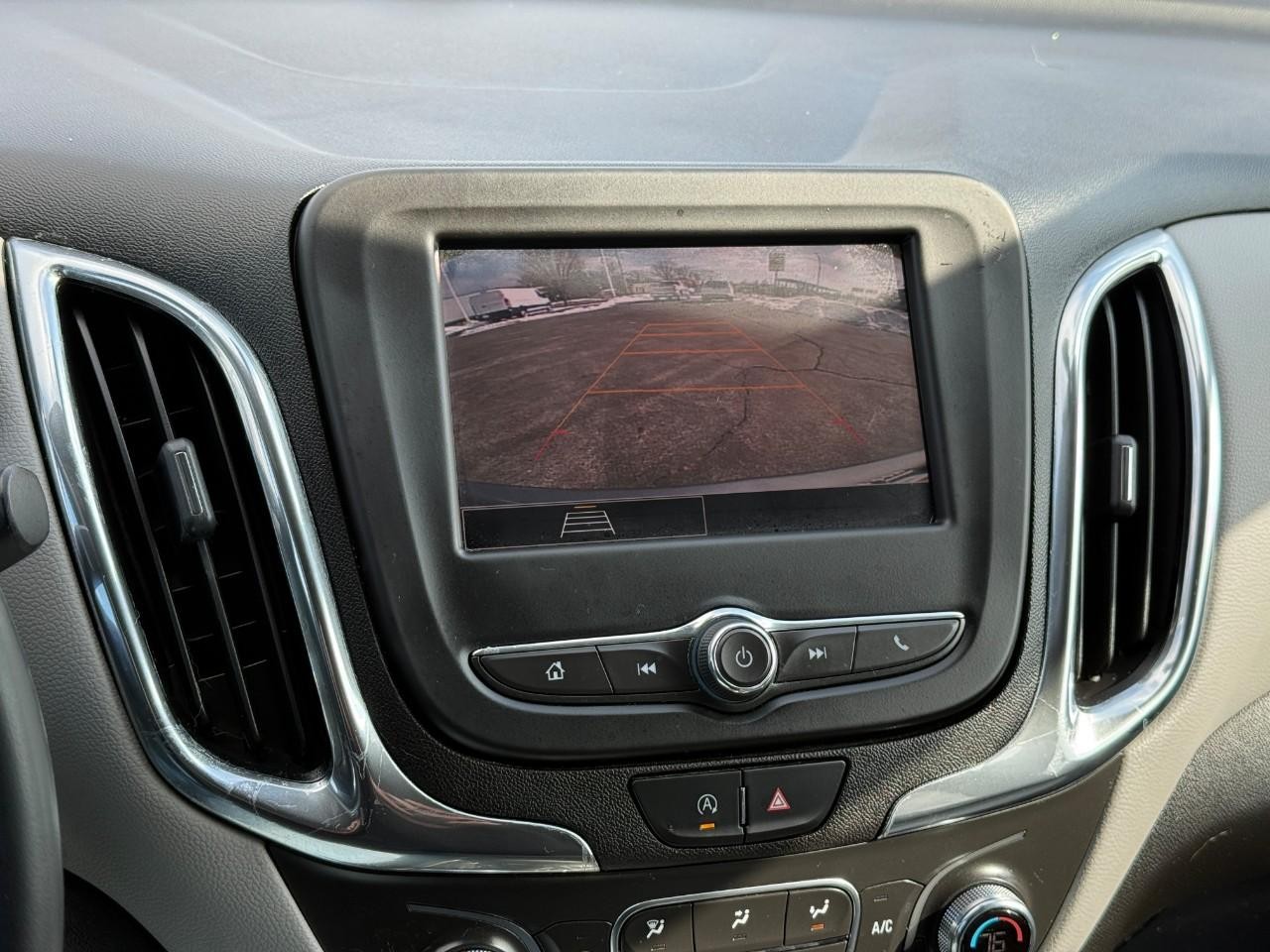 Chevrolet Equinox Vehicle Full-screen Gallery Image 23