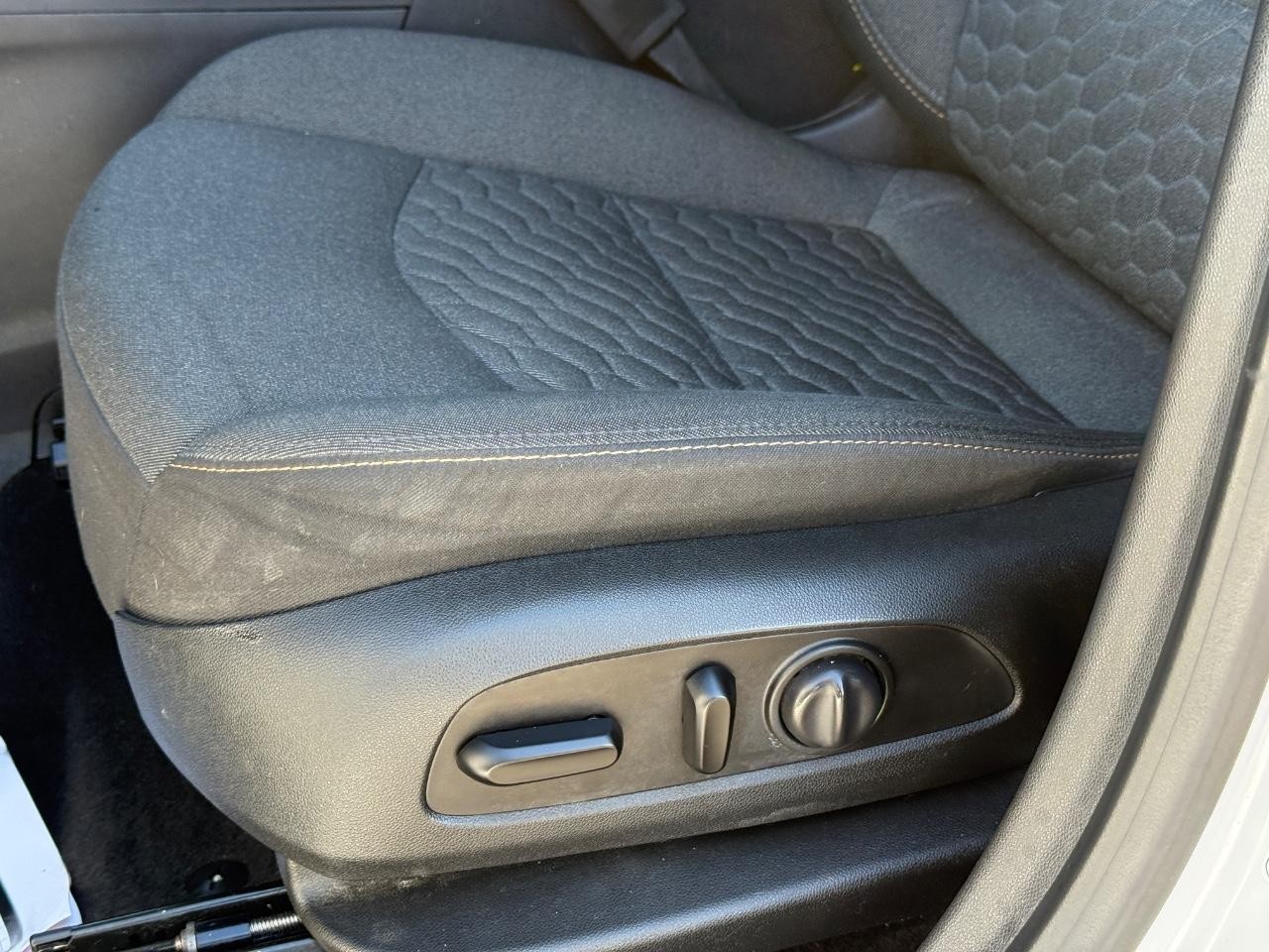 Chevrolet Equinox Vehicle Full-screen Gallery Image 23