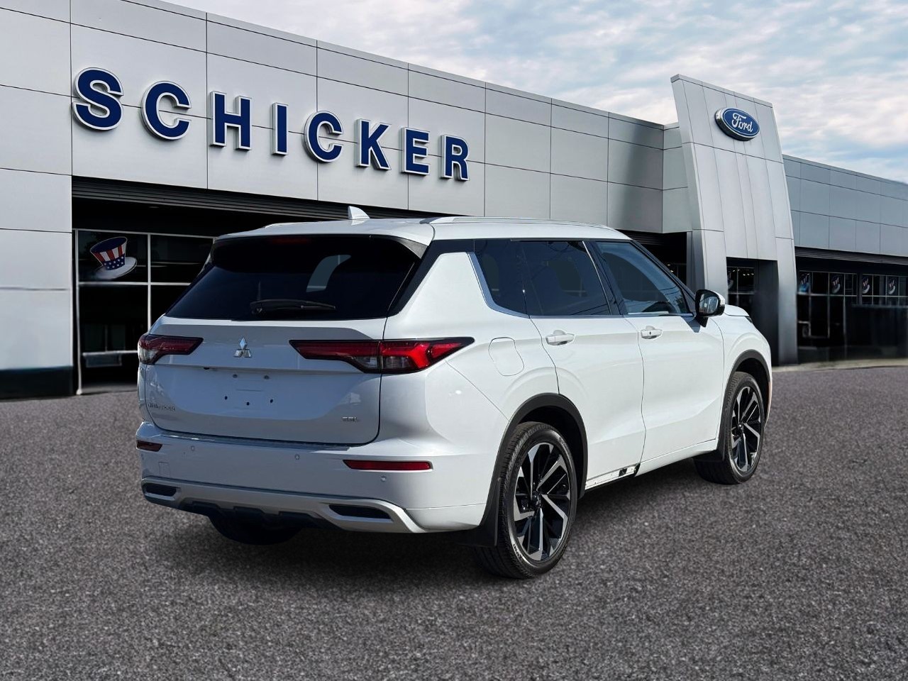 Mitsubishi Outlander Vehicle Full-screen Gallery Image 02