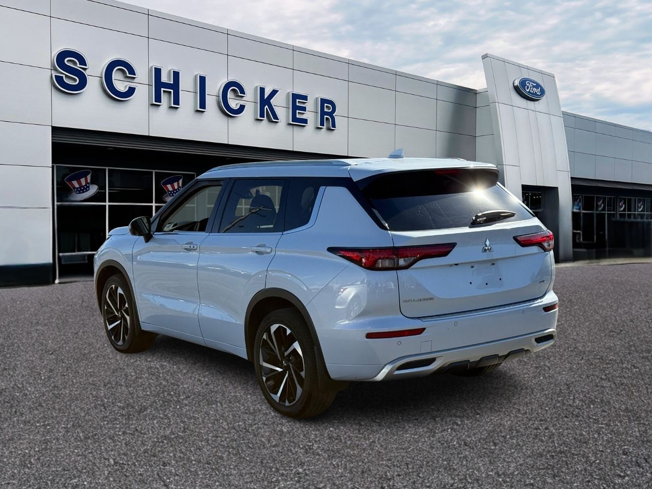 Mitsubishi Outlander Vehicle Full-screen Gallery Image 03