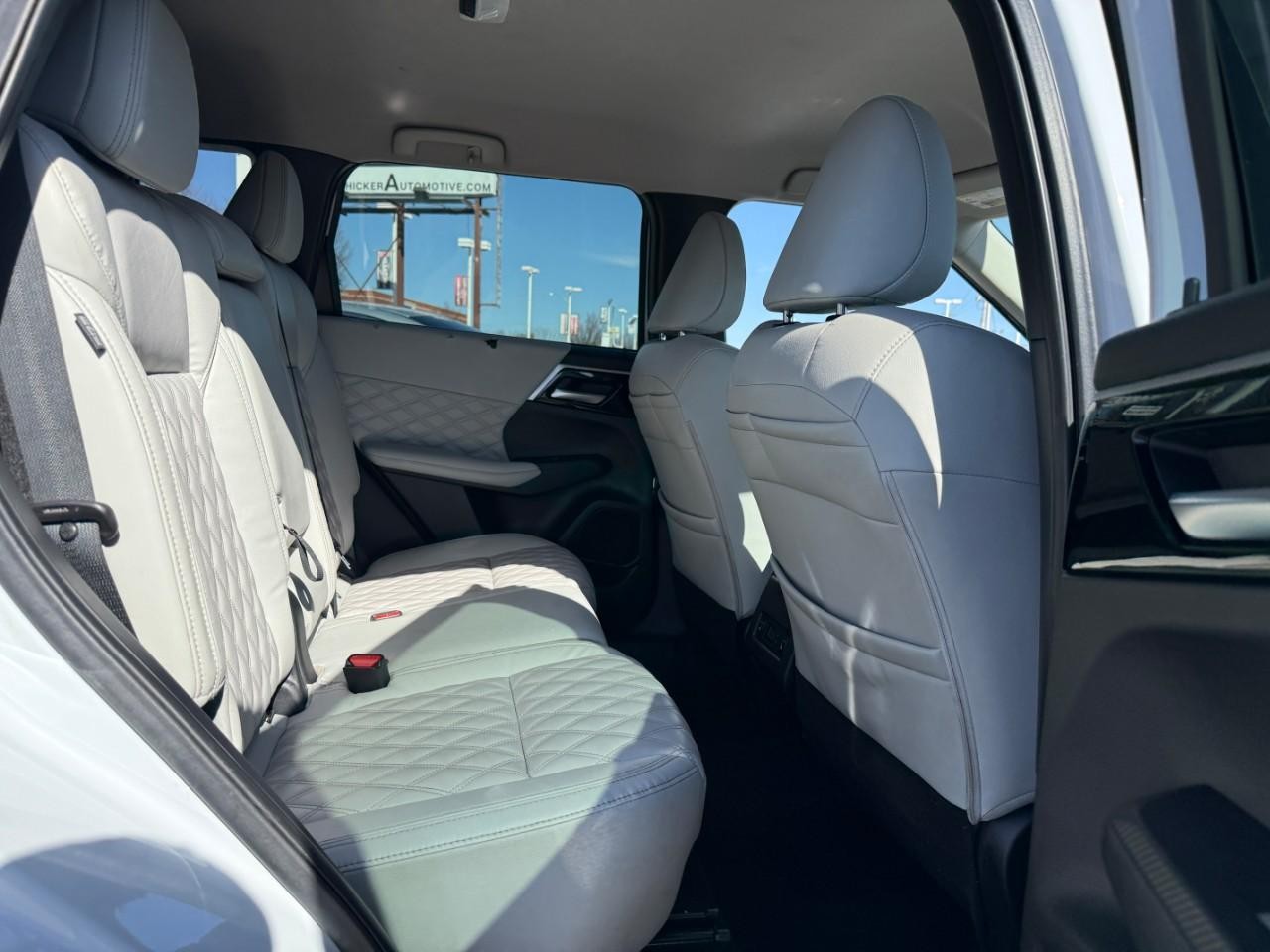 Mitsubishi Outlander Vehicle Full-screen Gallery Image 09