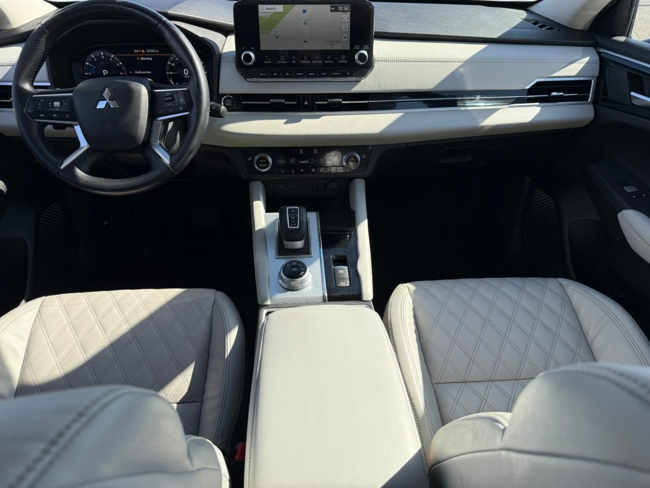 Mitsubishi Outlander Vehicle Full-screen Gallery Image 10