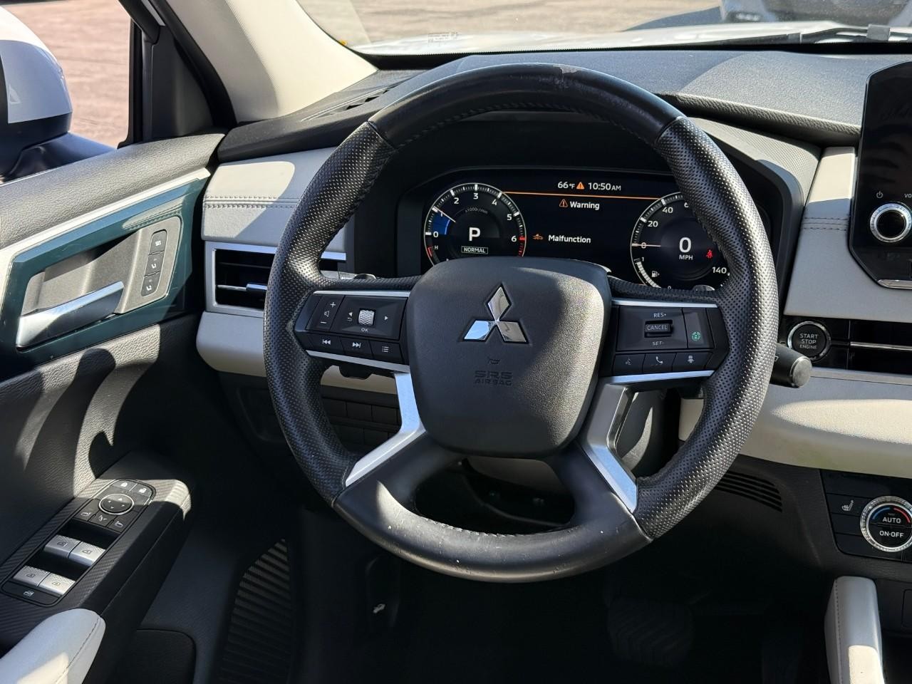 Mitsubishi Outlander Vehicle Full-screen Gallery Image 11