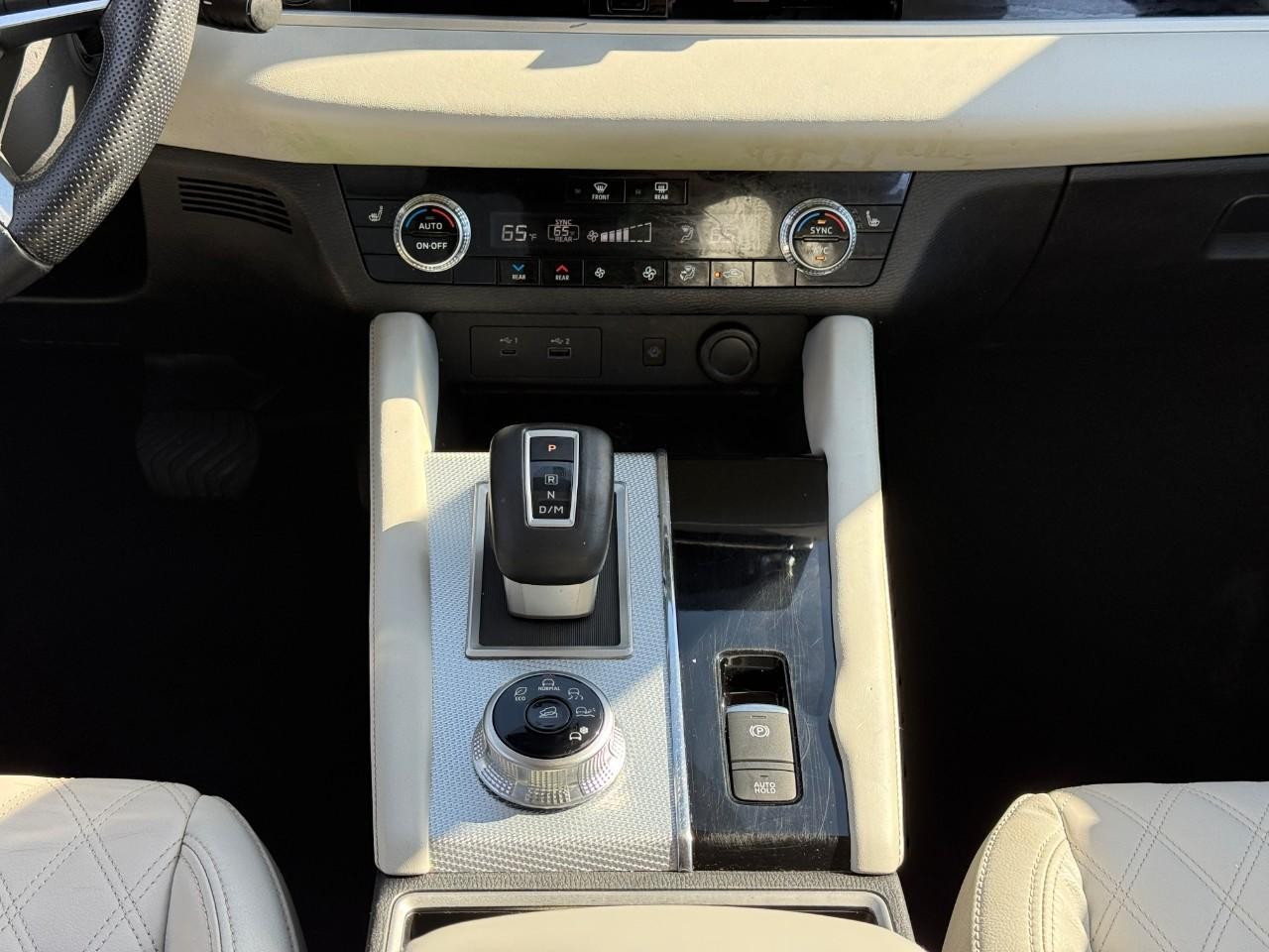 Mitsubishi Outlander Vehicle Full-screen Gallery Image 14