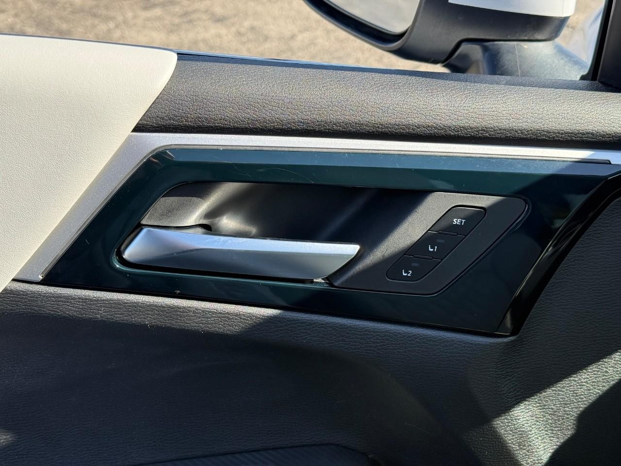 Mitsubishi Outlander Vehicle Full-screen Gallery Image 16