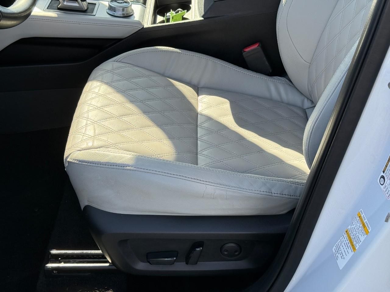 Mitsubishi Outlander Vehicle Full-screen Gallery Image 17