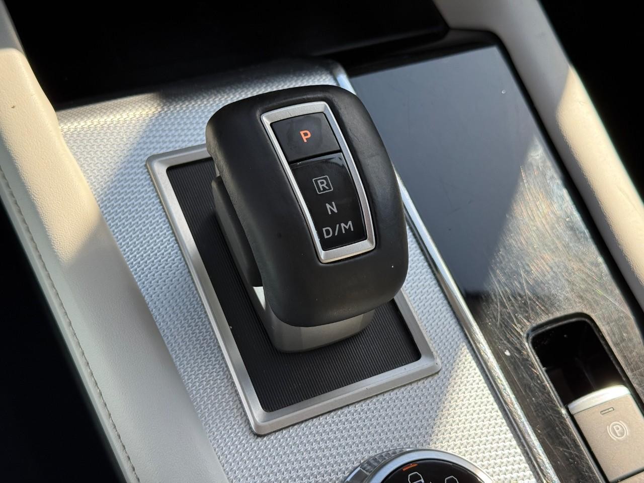 Mitsubishi Outlander Vehicle Full-screen Gallery Image 22