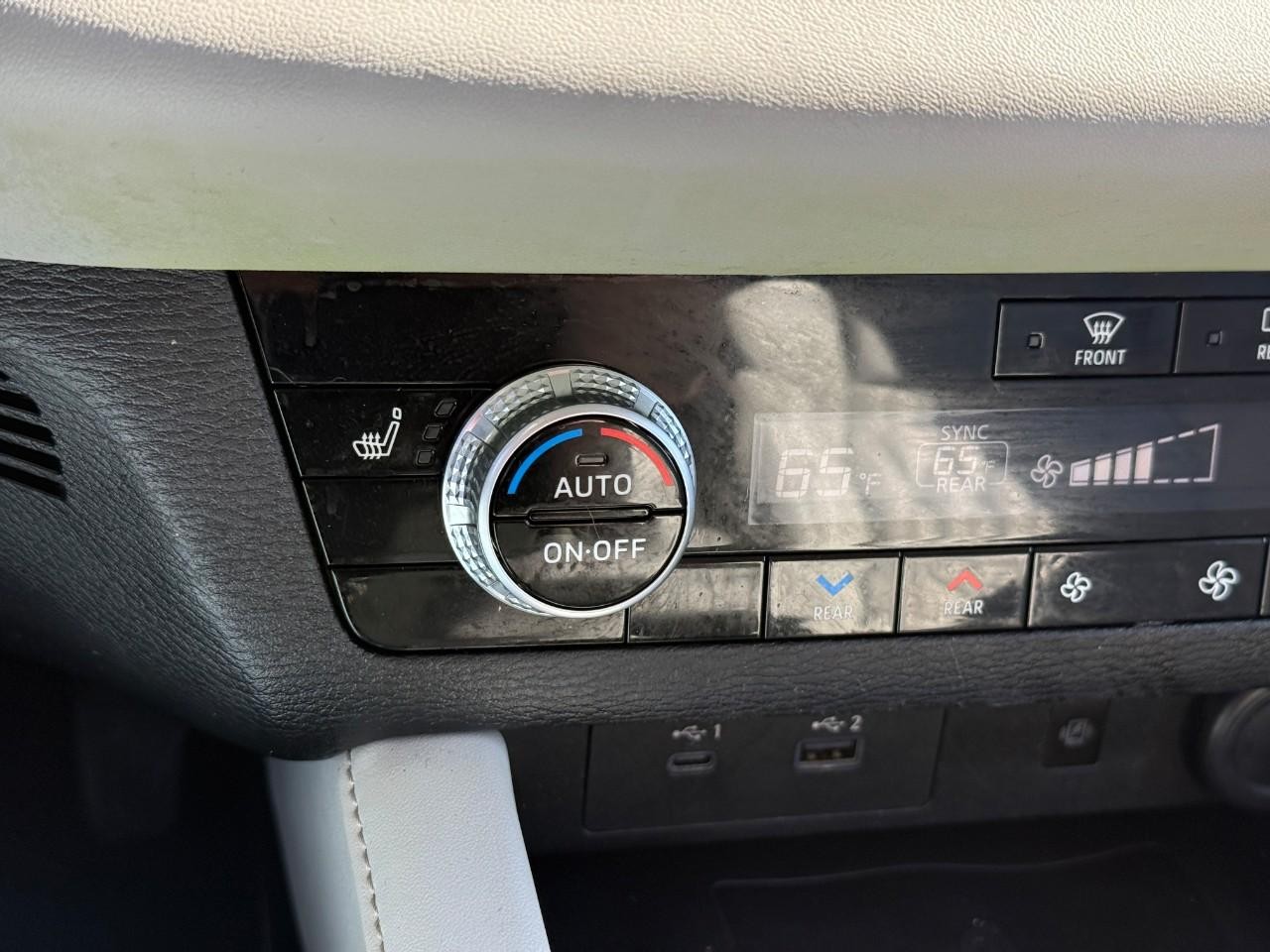 Mitsubishi Outlander Vehicle Full-screen Gallery Image 23