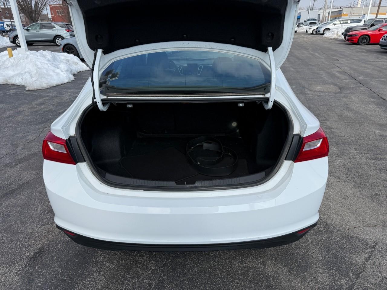 Chevrolet Malibu Vehicle Full-screen Gallery Image 07