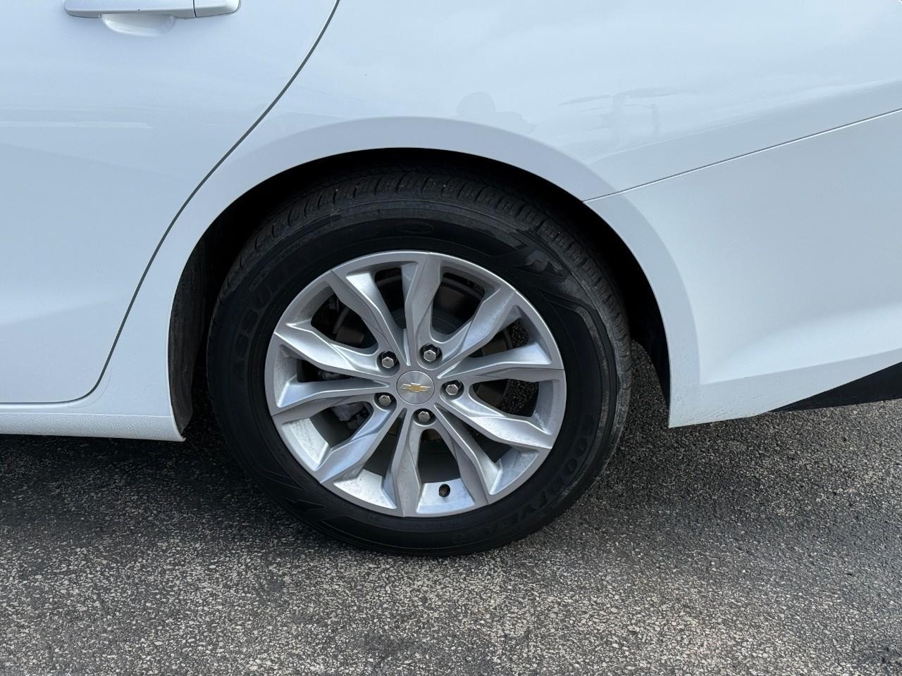 Chevrolet Malibu Vehicle Full-screen Gallery Image 09