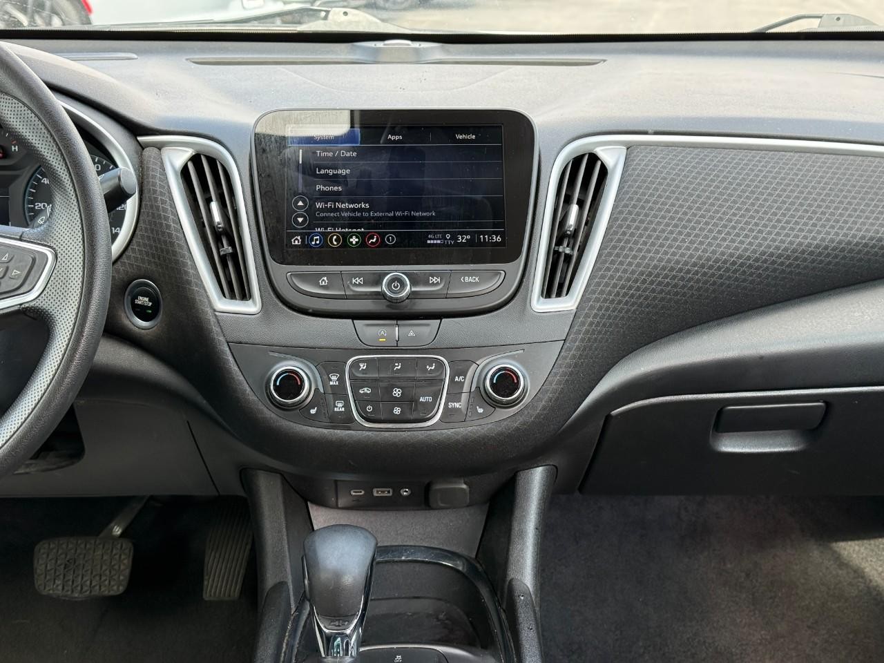 Chevrolet Malibu Vehicle Full-screen Gallery Image 14