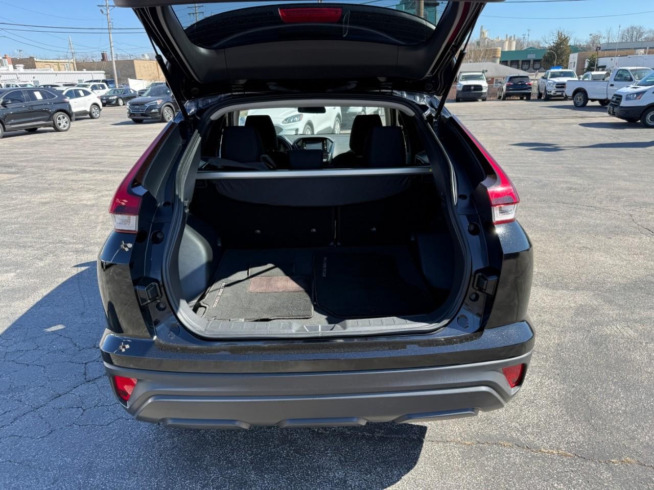 Mitsubishi Eclipse Cross Vehicle Full-screen Gallery Image 06