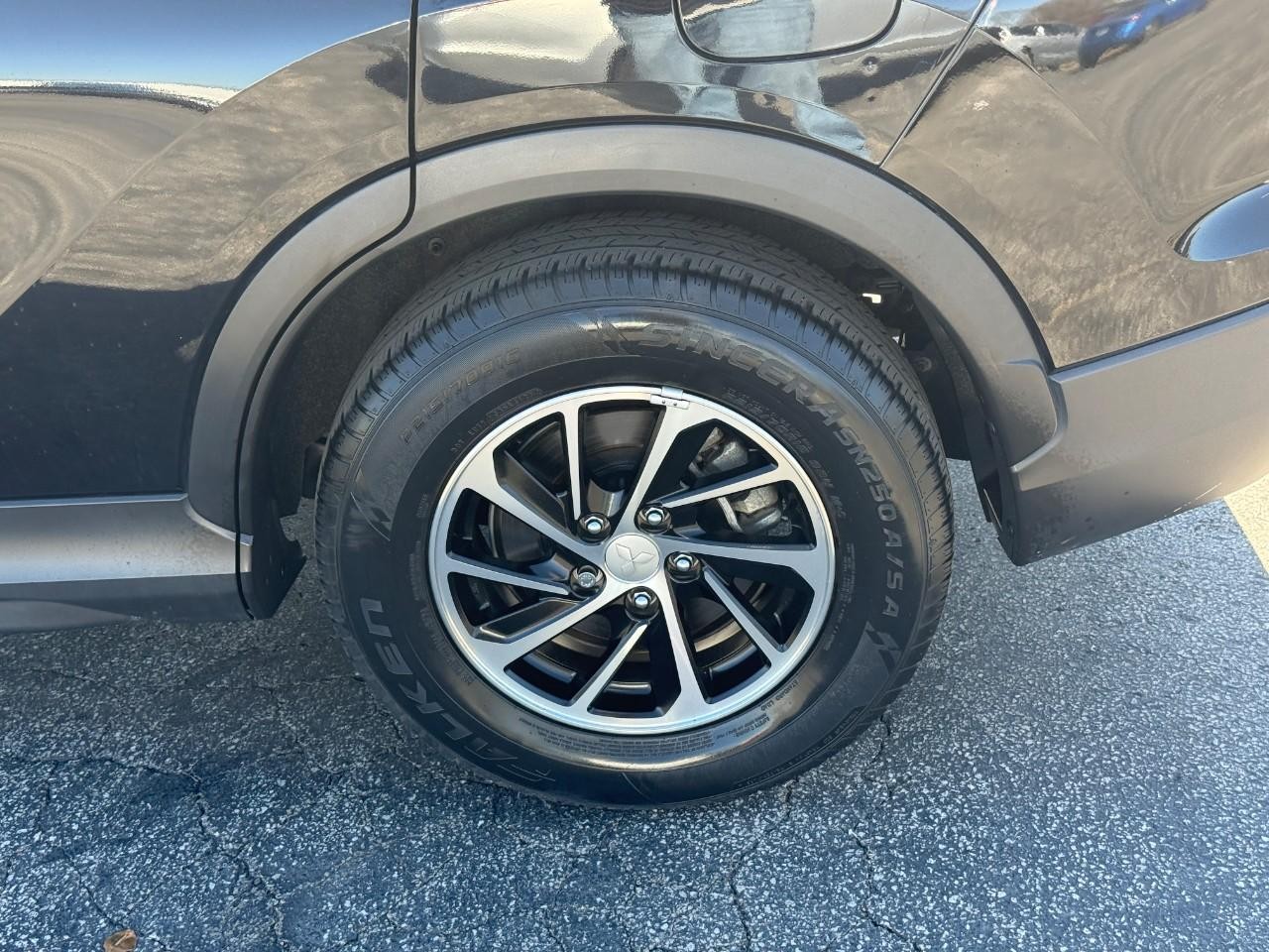 Mitsubishi Eclipse Cross Vehicle Full-screen Gallery Image 08