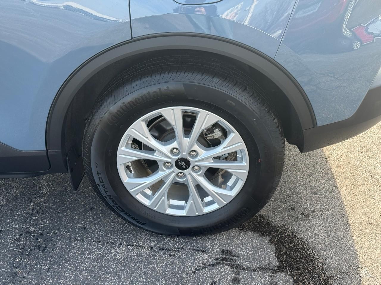 Ford Escape Vehicle Full-screen Gallery Image 09