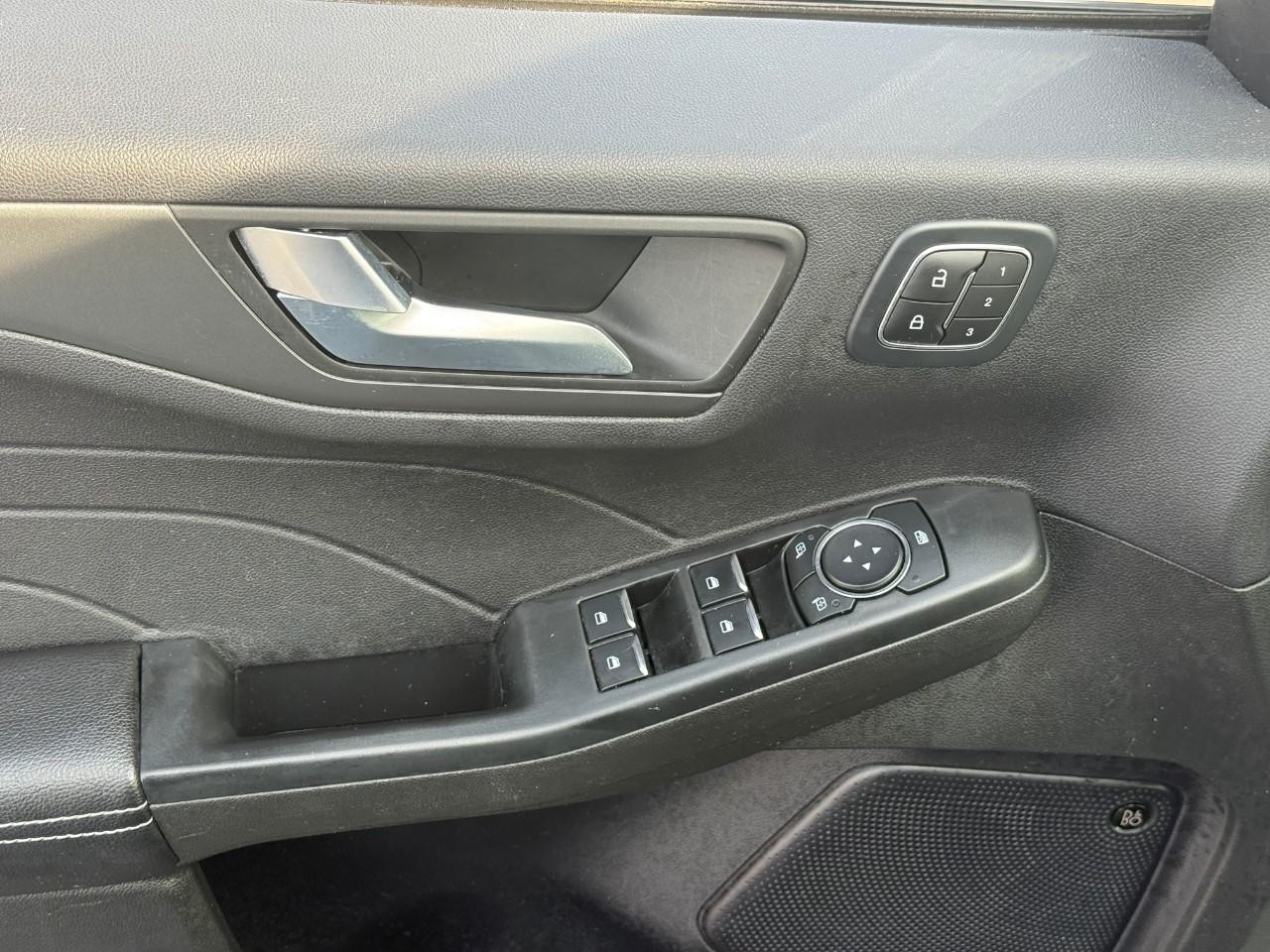 Ford Escape Vehicle Full-screen Gallery Image 17