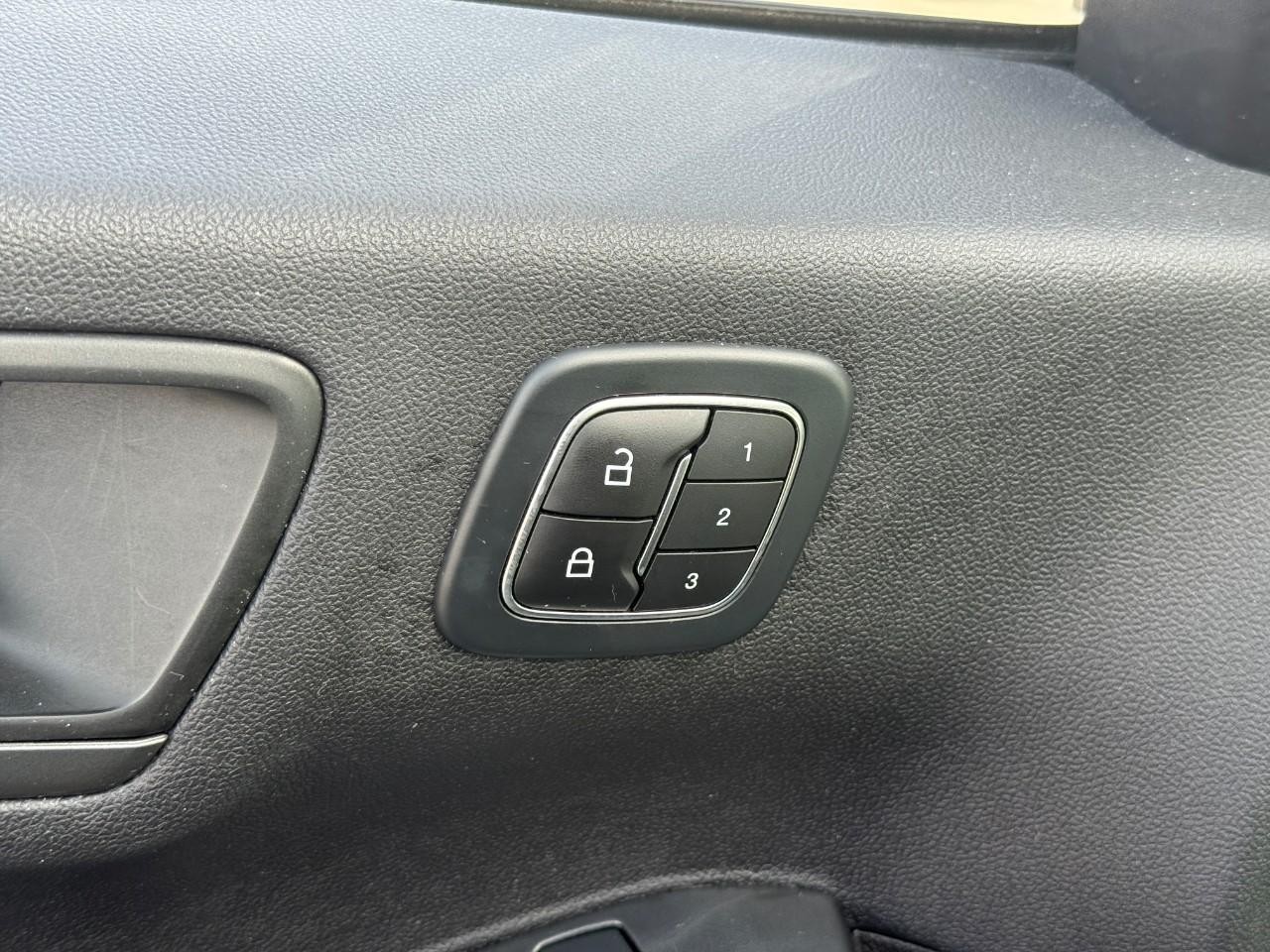 Ford Escape Vehicle Full-screen Gallery Image 18