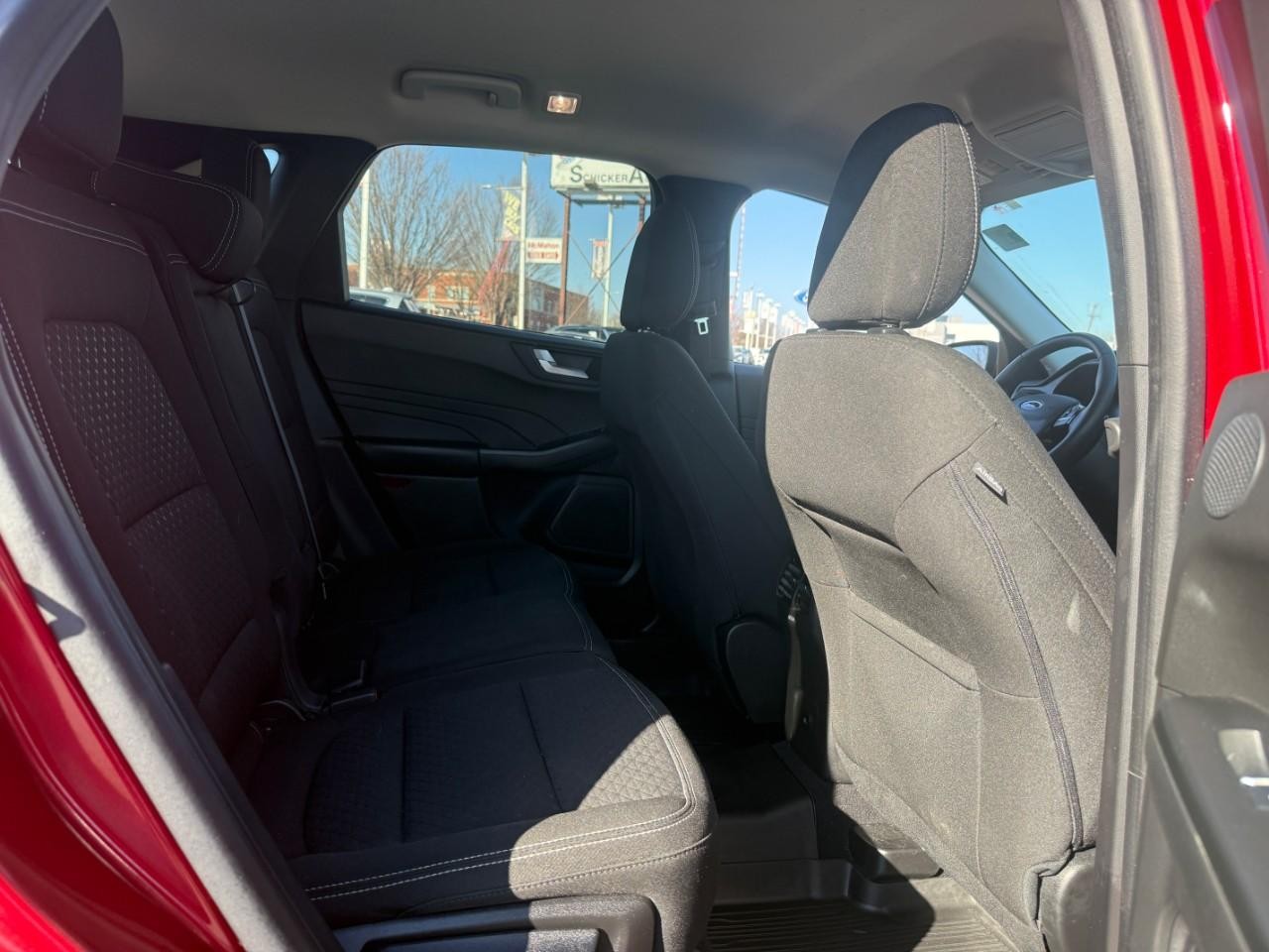 Ford Escape Vehicle Full-screen Gallery Image 10