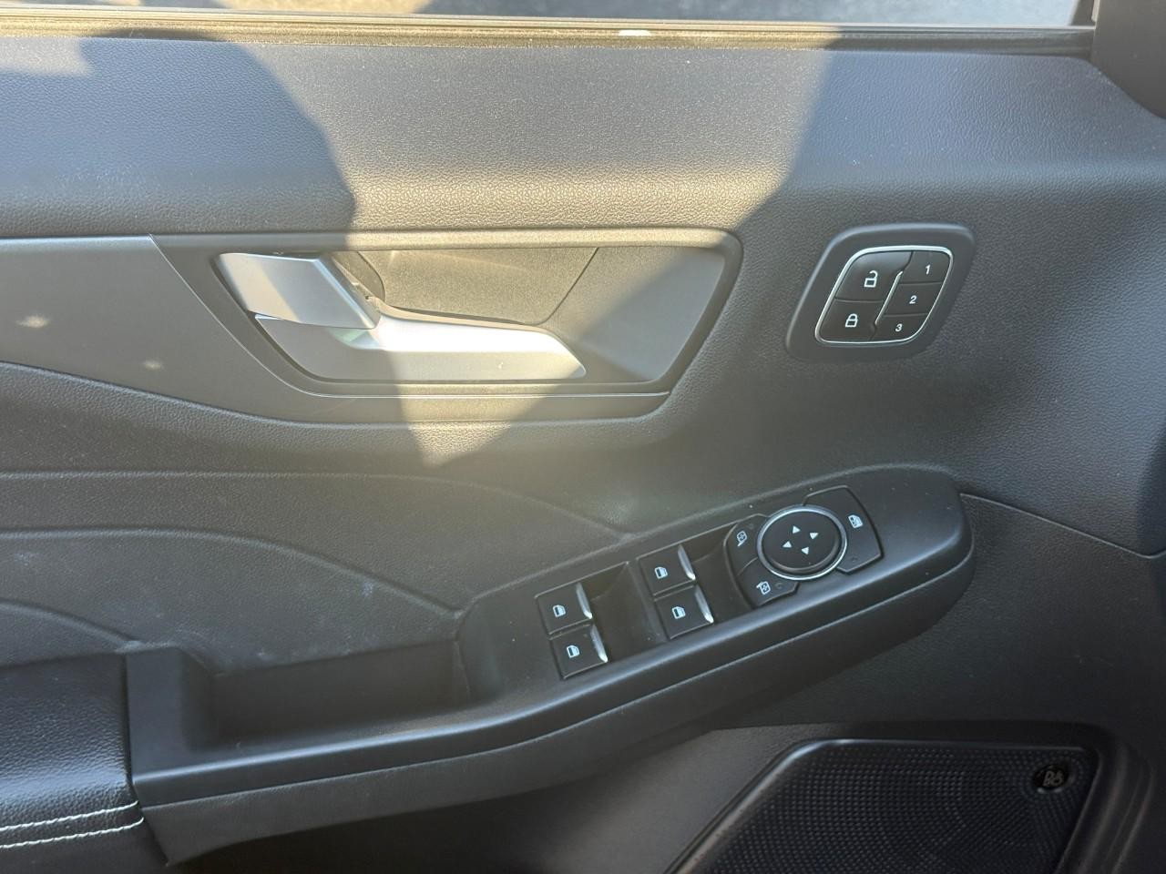 Ford Escape Vehicle Full-screen Gallery Image 16