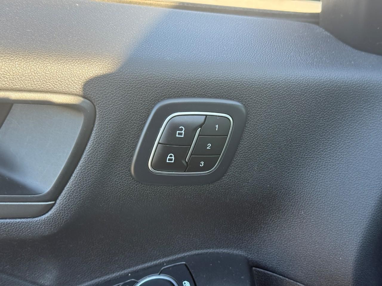 Ford Escape Vehicle Full-screen Gallery Image 17