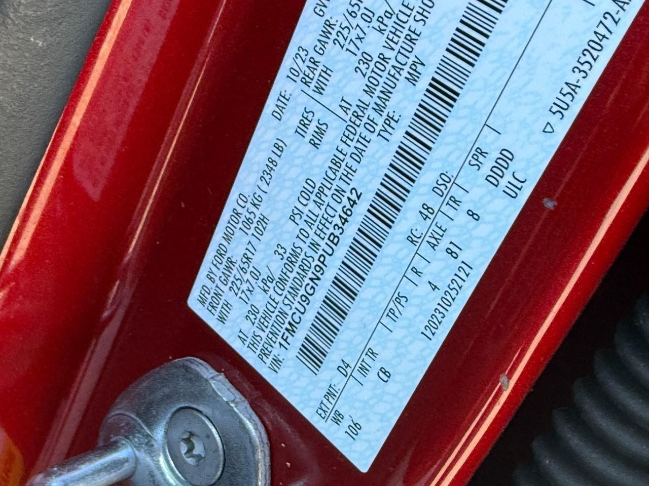 Ford Escape Vehicle Full-screen Gallery Image 26