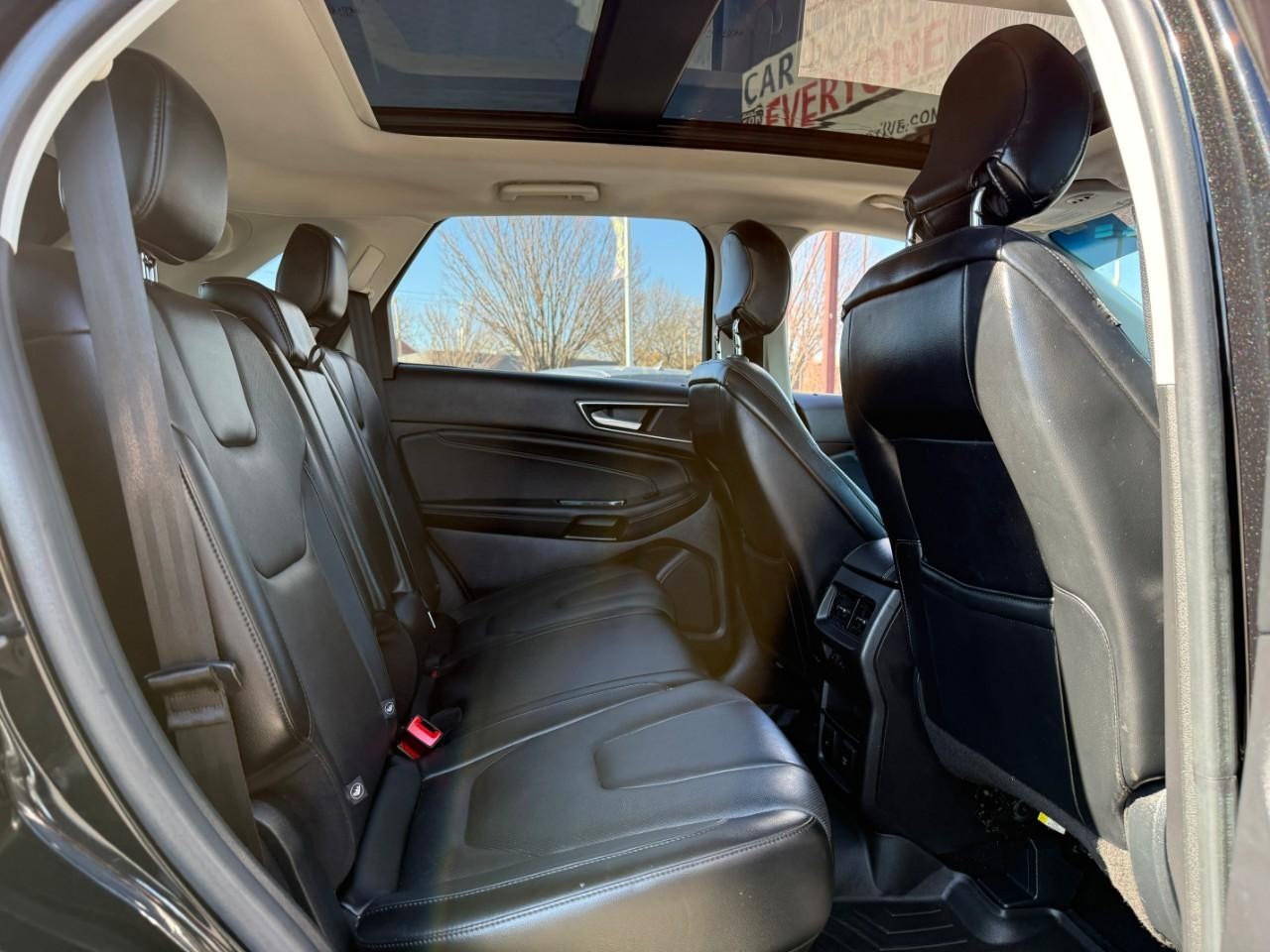 Ford Edge Vehicle Full-screen Gallery Image 09