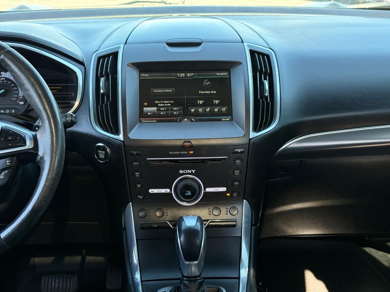 Ford Edge Vehicle Full-screen Gallery Image 12