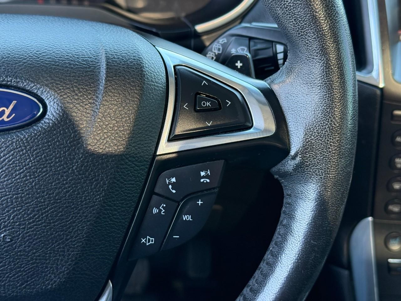 Ford Edge Vehicle Full-screen Gallery Image 19