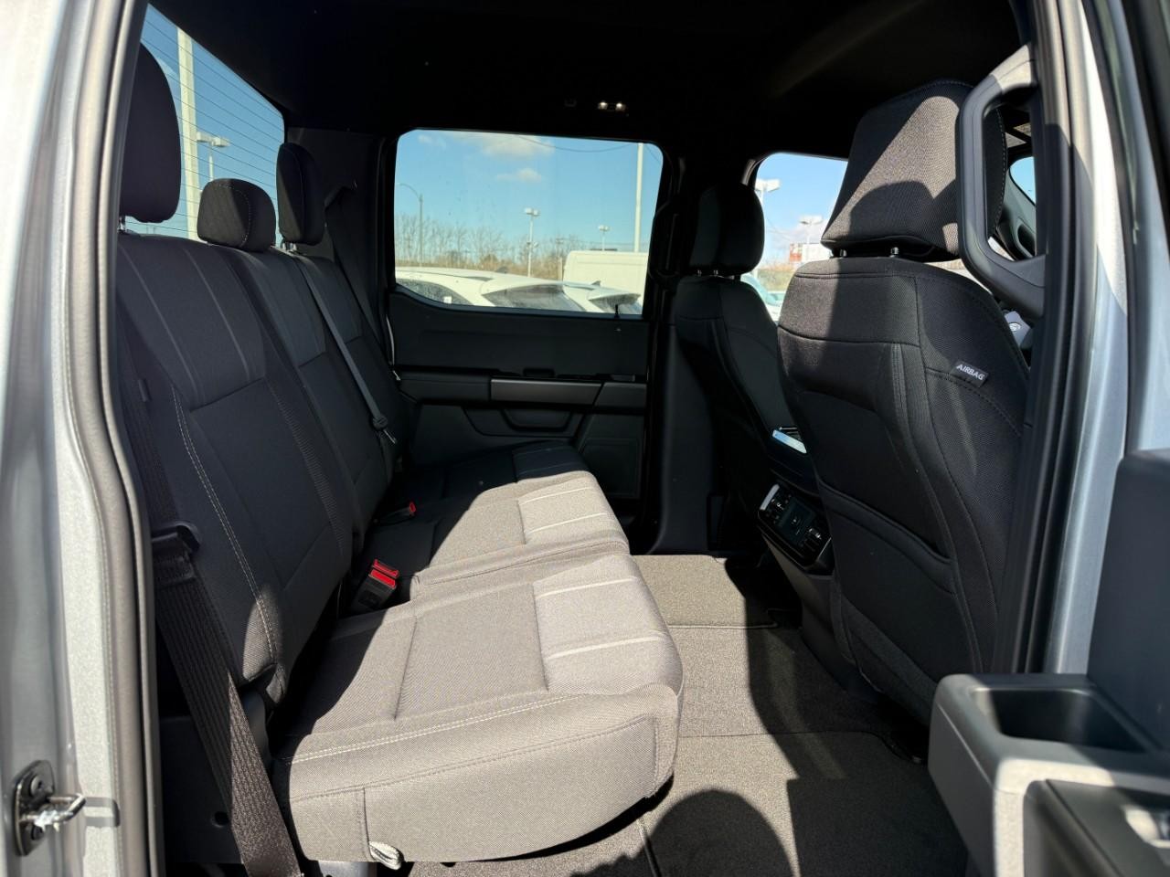 Ford F-150 Vehicle Full-screen Gallery Image 05